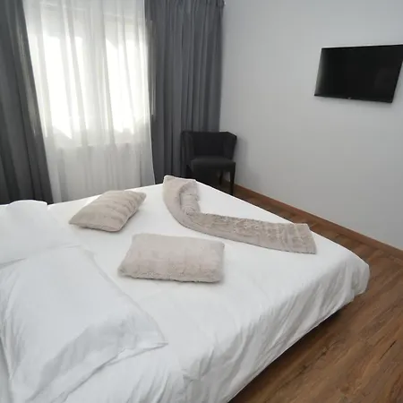 아파트 Black And White 2 테살로니키